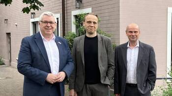 Katholisches Bürgerhospital Mannheim hat neuen Geschäftsführer Von links: Thorsten Riehle, Sozialbürgermeister und Stiftungsratsvorsitzender des Katholischen Bürgerhospitals, Sven Keitel, neuer Geschäftsführer des Katholischen Bürgerhospitals, und Boris Jarmuty, der scheidende Geschäftsführer des Katholischen Bürgerhospitals.