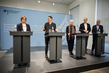 458373331 Hamburgs Gesundheitssenatorin Melanie Schlotzhauer (l.), Gesundheitsminister Karl Lauterbach sowie die gesundheitspolitischen Sprecher Heike Baehrens (SPD), Janosch Dahmen (Grüne) und Andrew Ullmann (FDP) nach dem Bund-Ländertreffen zur Krankenhausreform.
