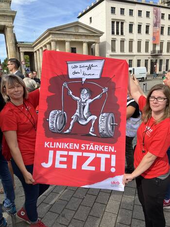 Tausende protestieren gegen finanzielle Schieflagen der Kliniken Tausende protestieren gegen finanzielle Schieflagen der Kliniken