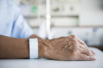 Patient with IV drip and hand tag Landkreistagspräsident: Krankenhausreform hilft AfD